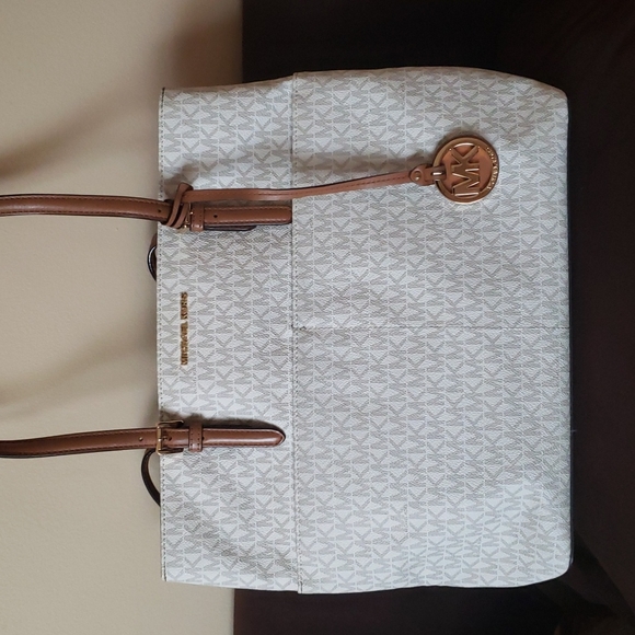 MK handbag ๐ - Picture 1 of 13